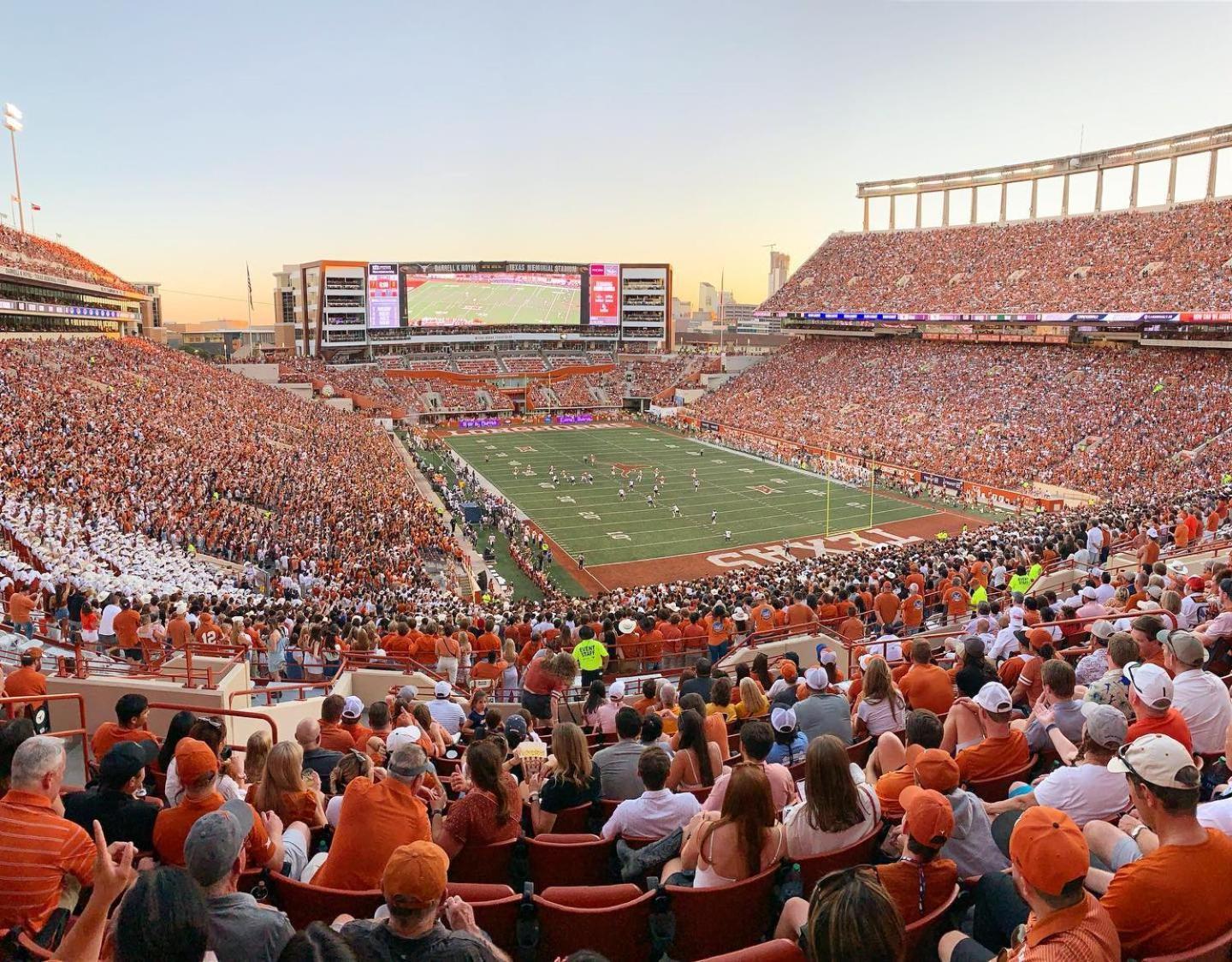 Ut Hook 'em Horns Skyloft Apartment *