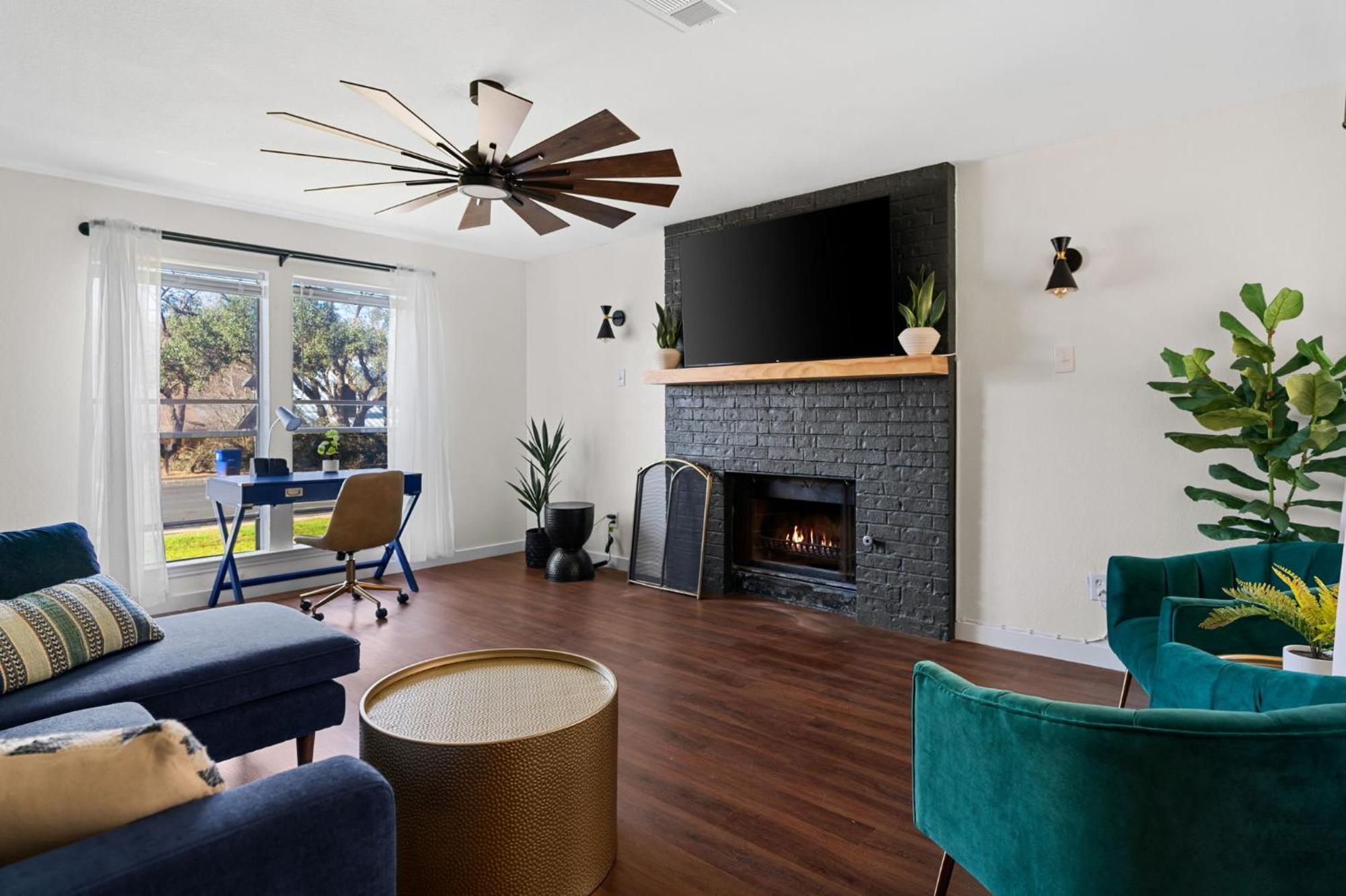Hillside 3br King-close To Dt Domain And Q2 Apartment