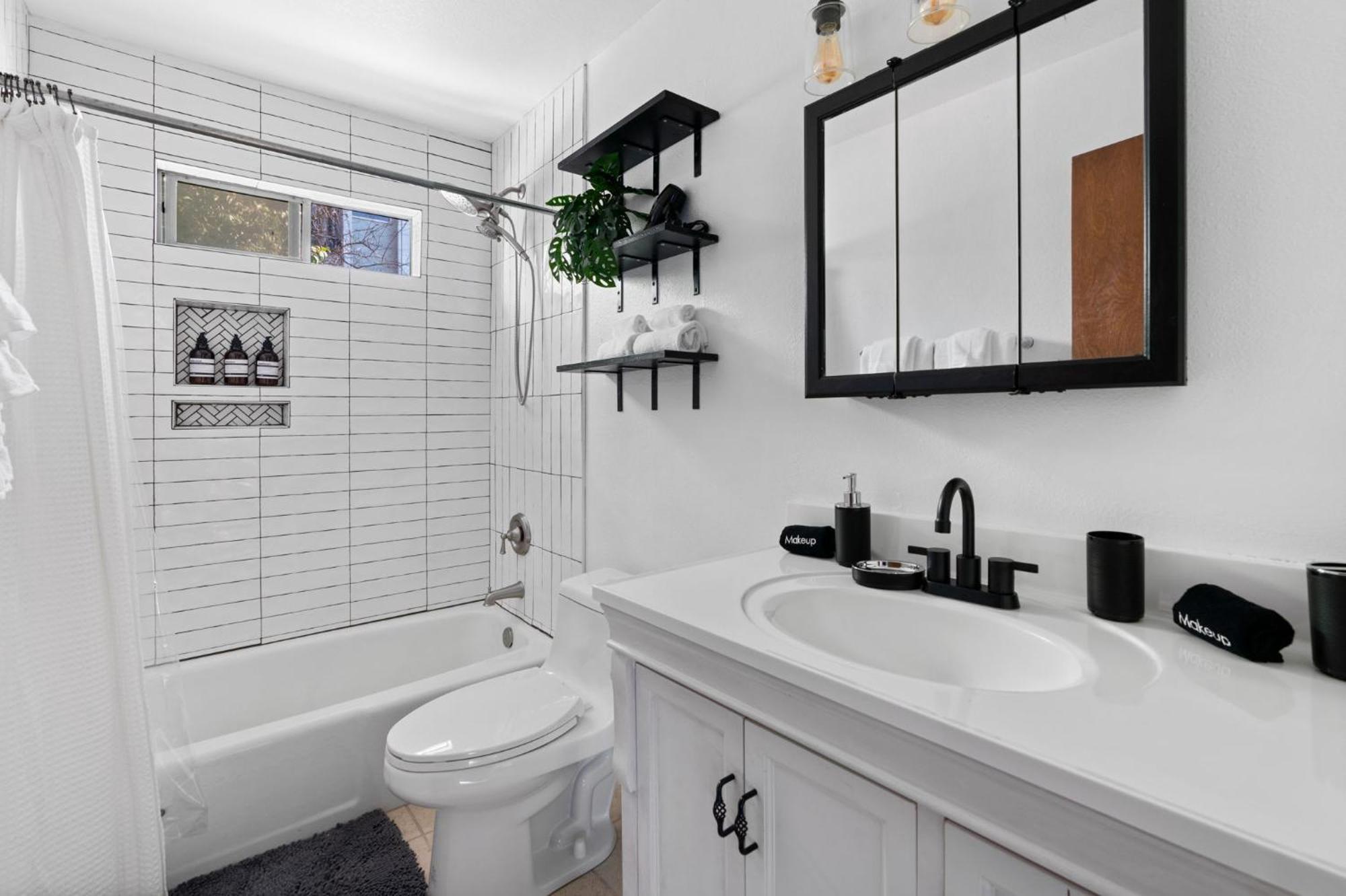Hillside 3br King-close To Dt Domain And Q2 Austin