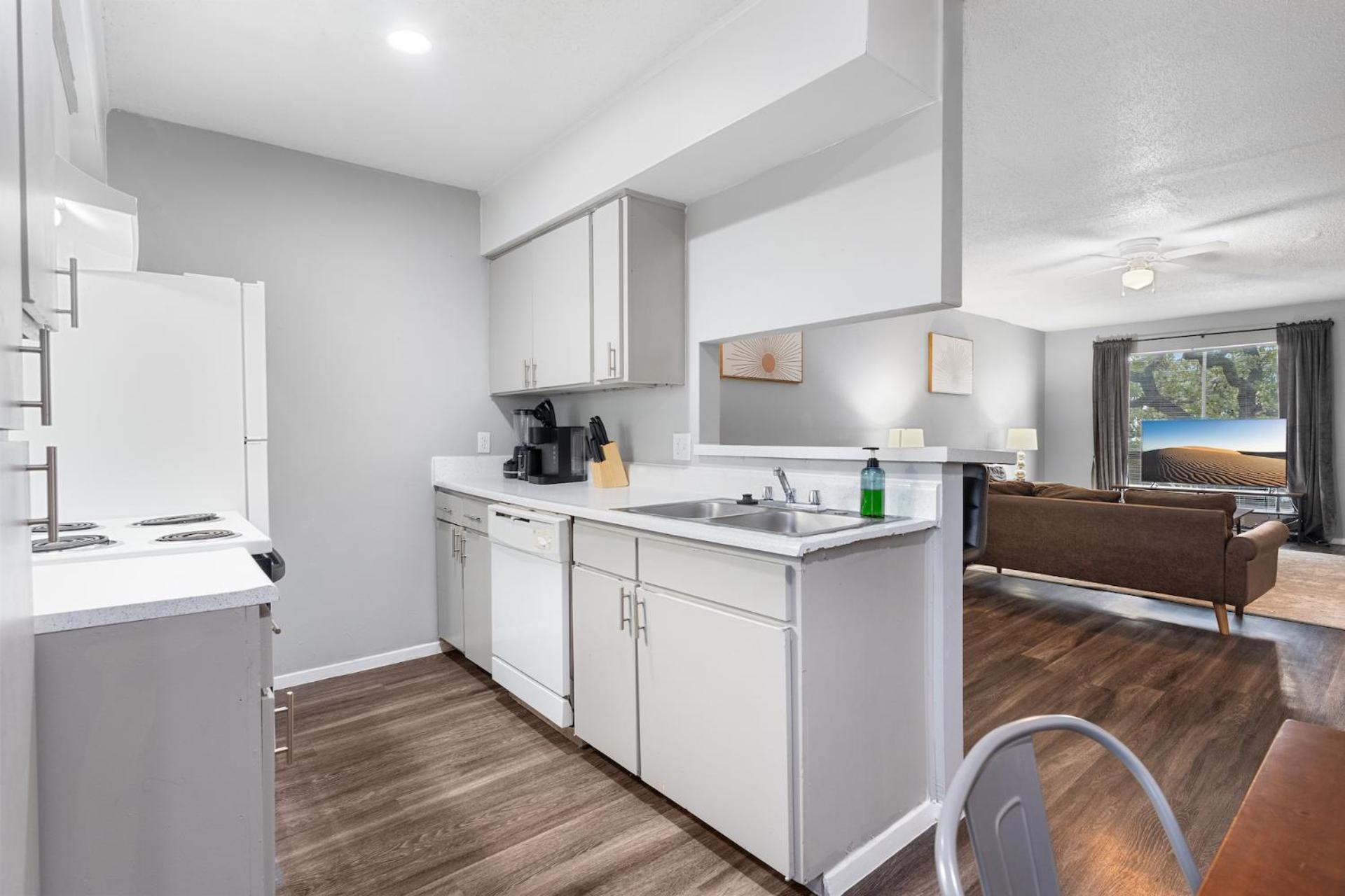 Furnished In Hydepark Apartment *