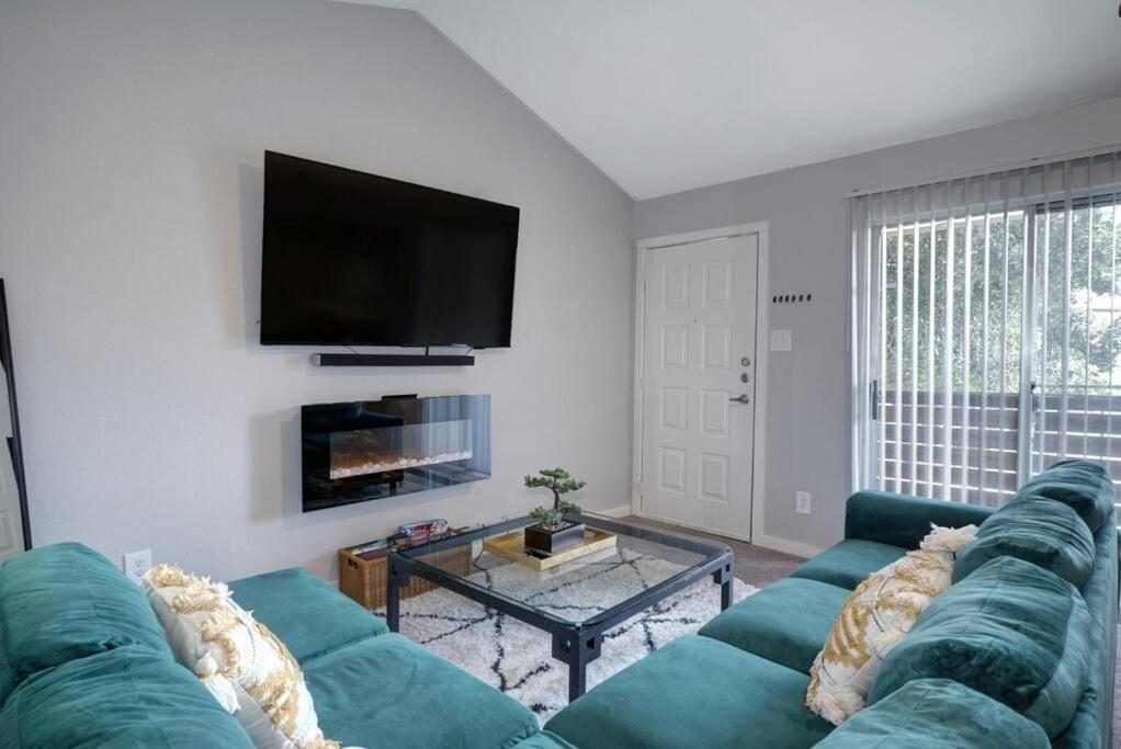 New Stylish Sola Oasis With Pool View, Gym And Office Apartment Austin