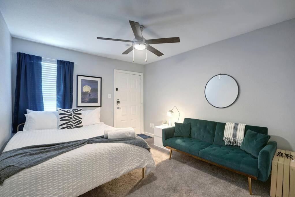 Apartment New Stylish Sola Oasis With Pool View, Gym And Office Austin