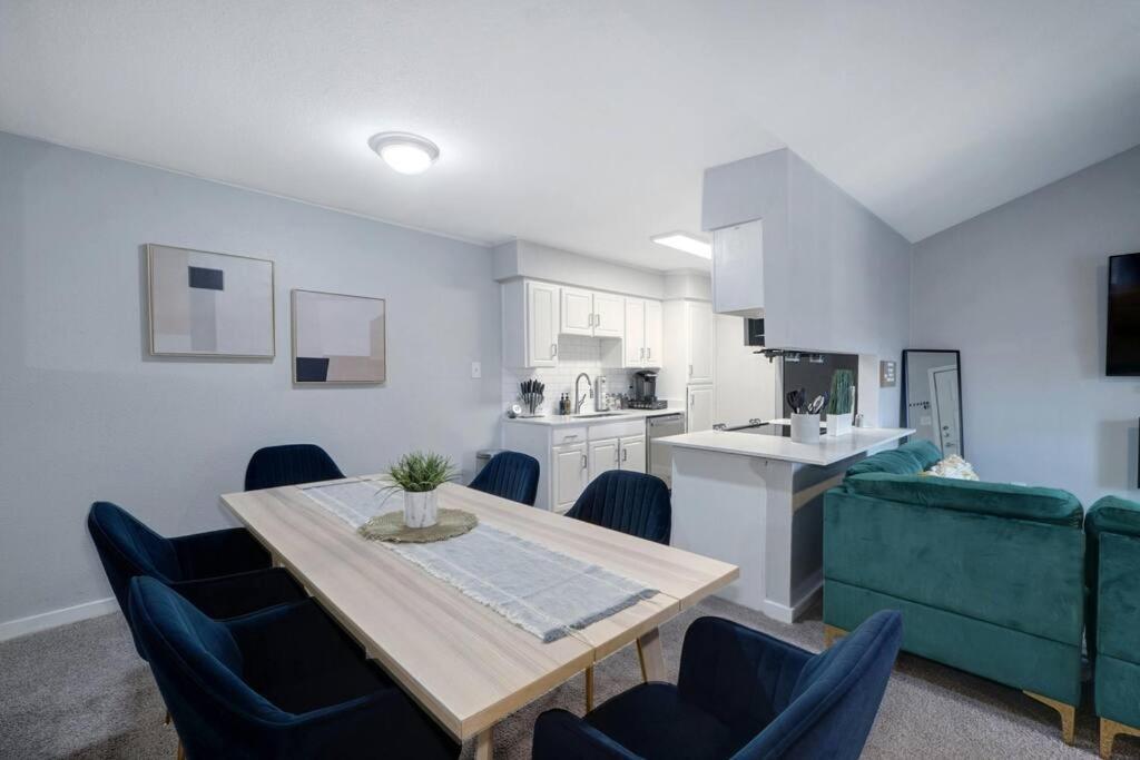 New Stylish Sola Oasis With Pool View, Gym And Office Apartment Austin