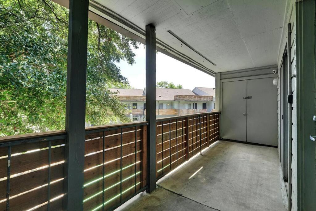 New Stylish Sola Oasis With Pool View, Gym And Office *