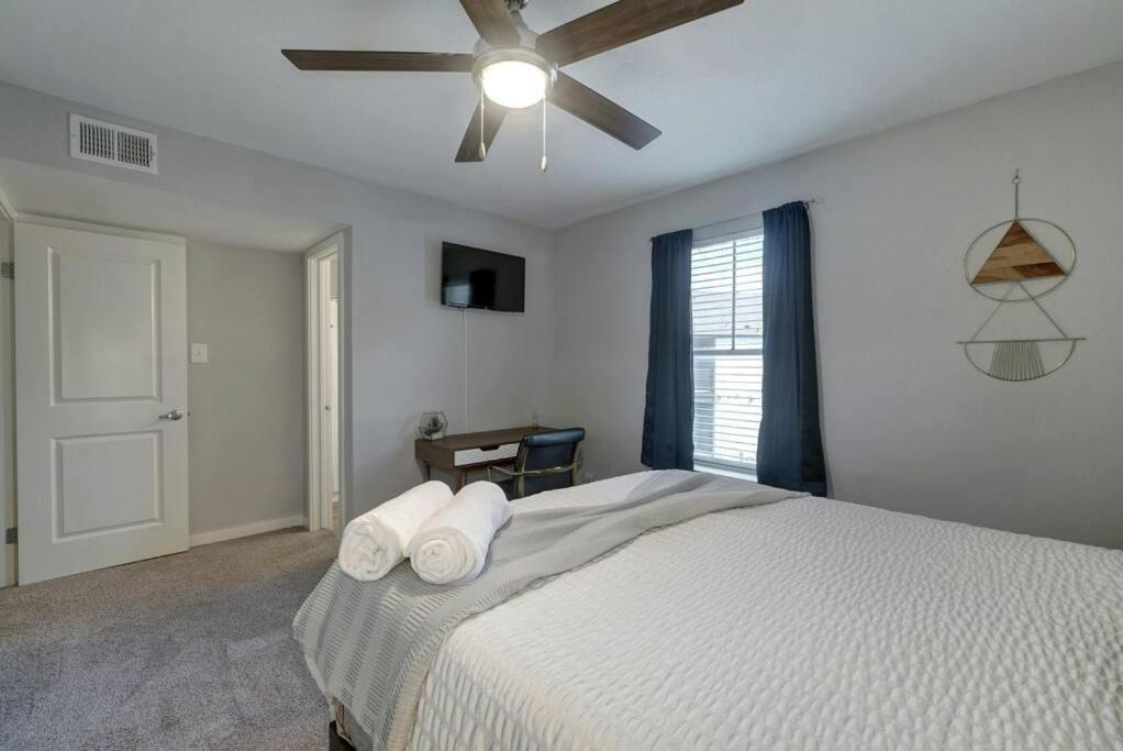 New Stylish Sola Oasis With Pool View, Gym And Office Austin