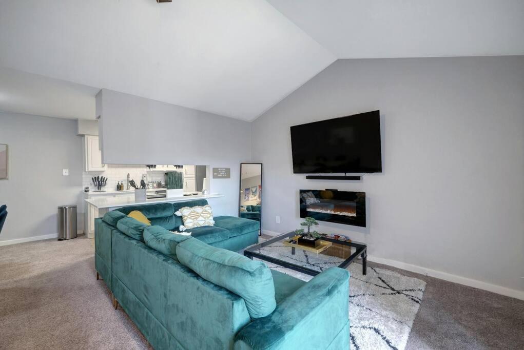 Apartment New Stylish Sola Oasis With Pool View, Gym And Office