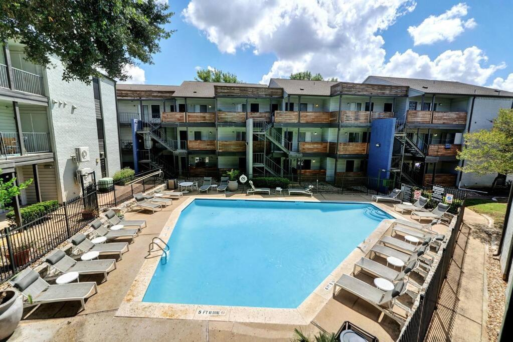 New Stylish Sola Oasis With Pool View, Gym And Office Apartment *