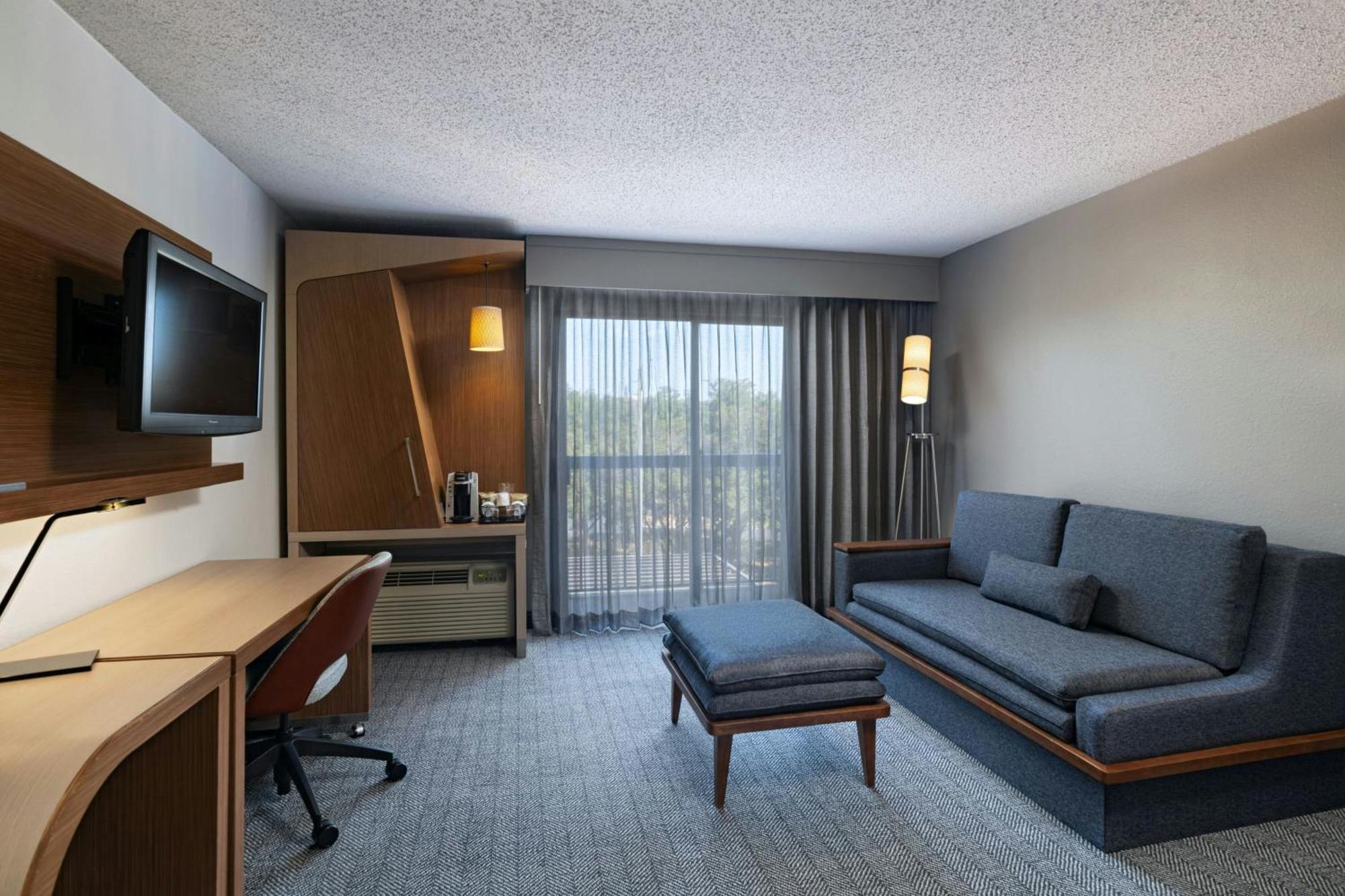 Hotel Courtyard By Marriott The Domain Area 3*