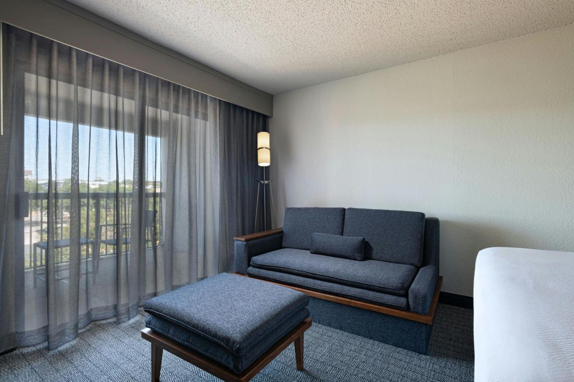 Courtyard By Marriott The Domain Area Hotel 3*