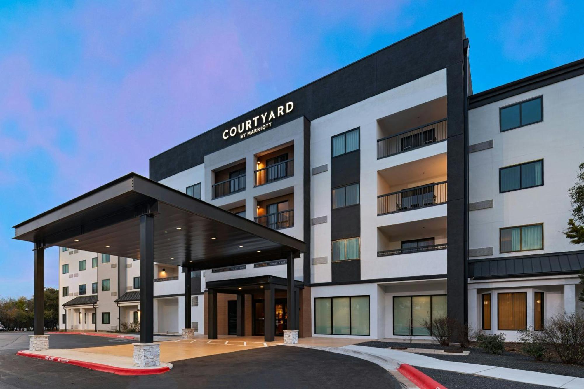 Hotel Courtyard By Marriott The Domain Area 3*