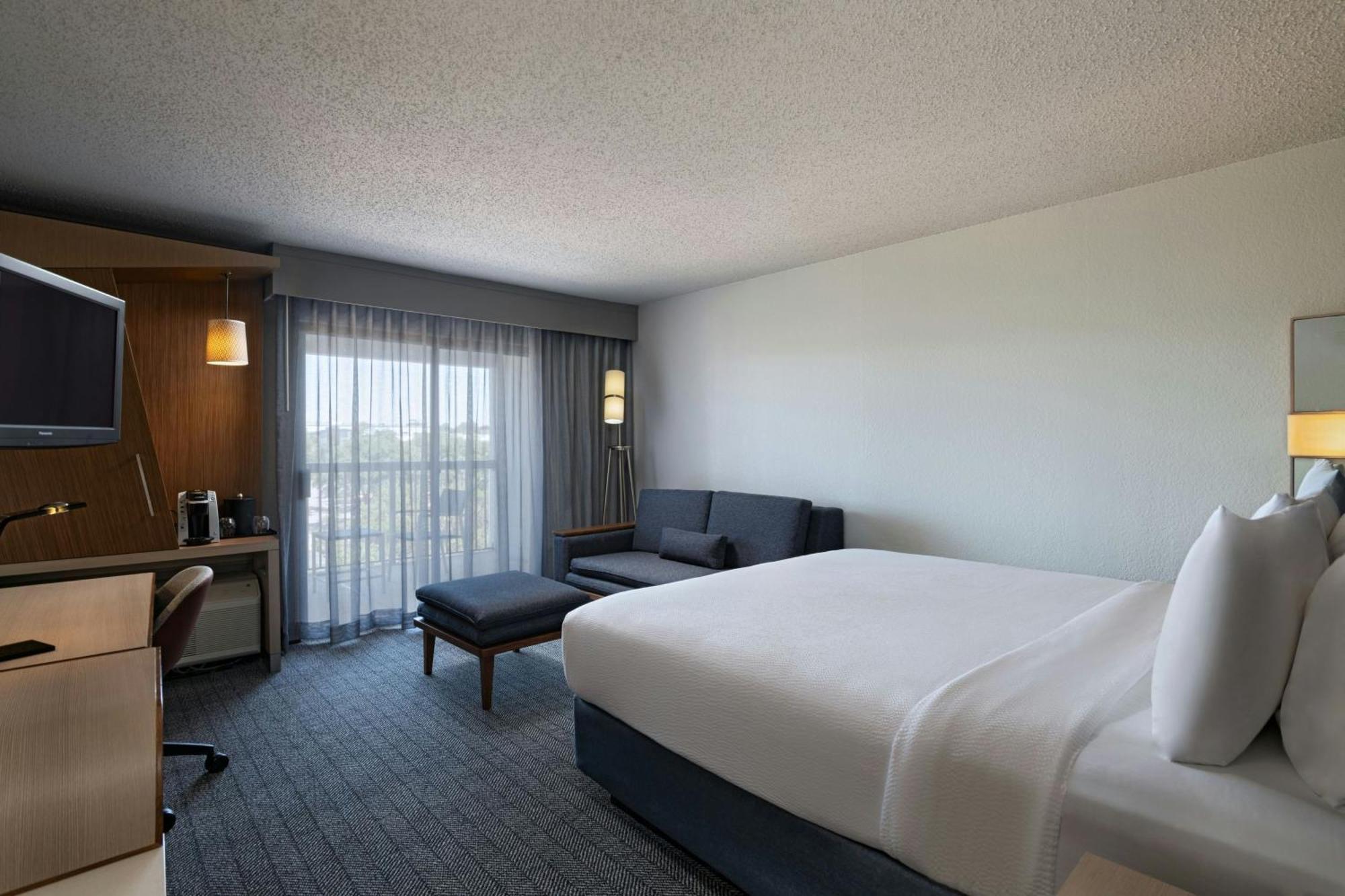 Courtyard By Marriott The Domain Area