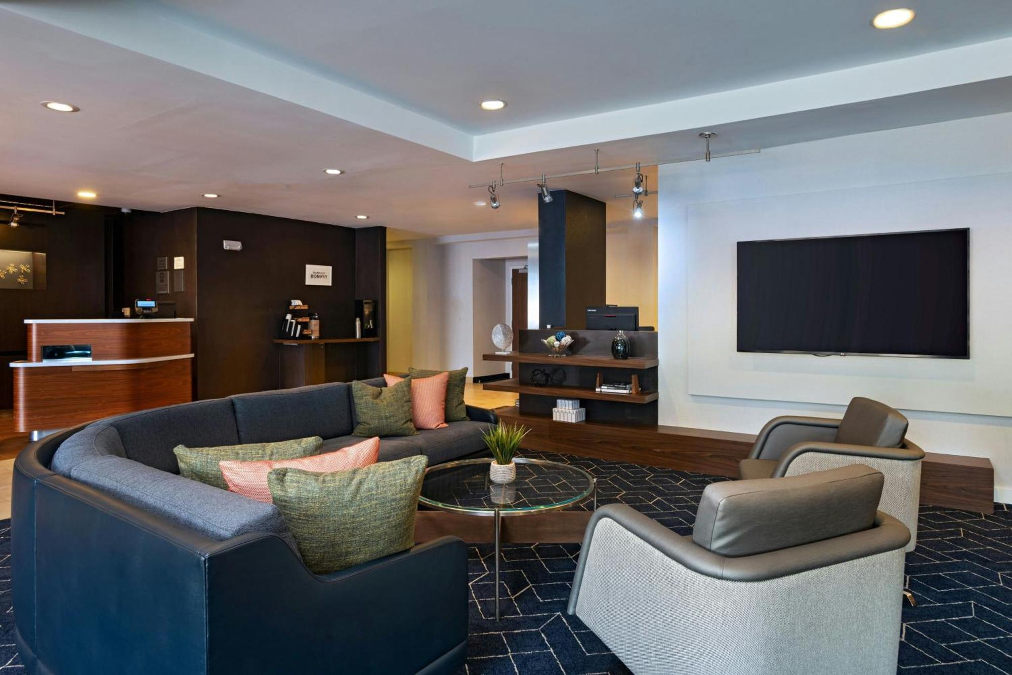 Courtyard By Marriott The Domain Area Hotel