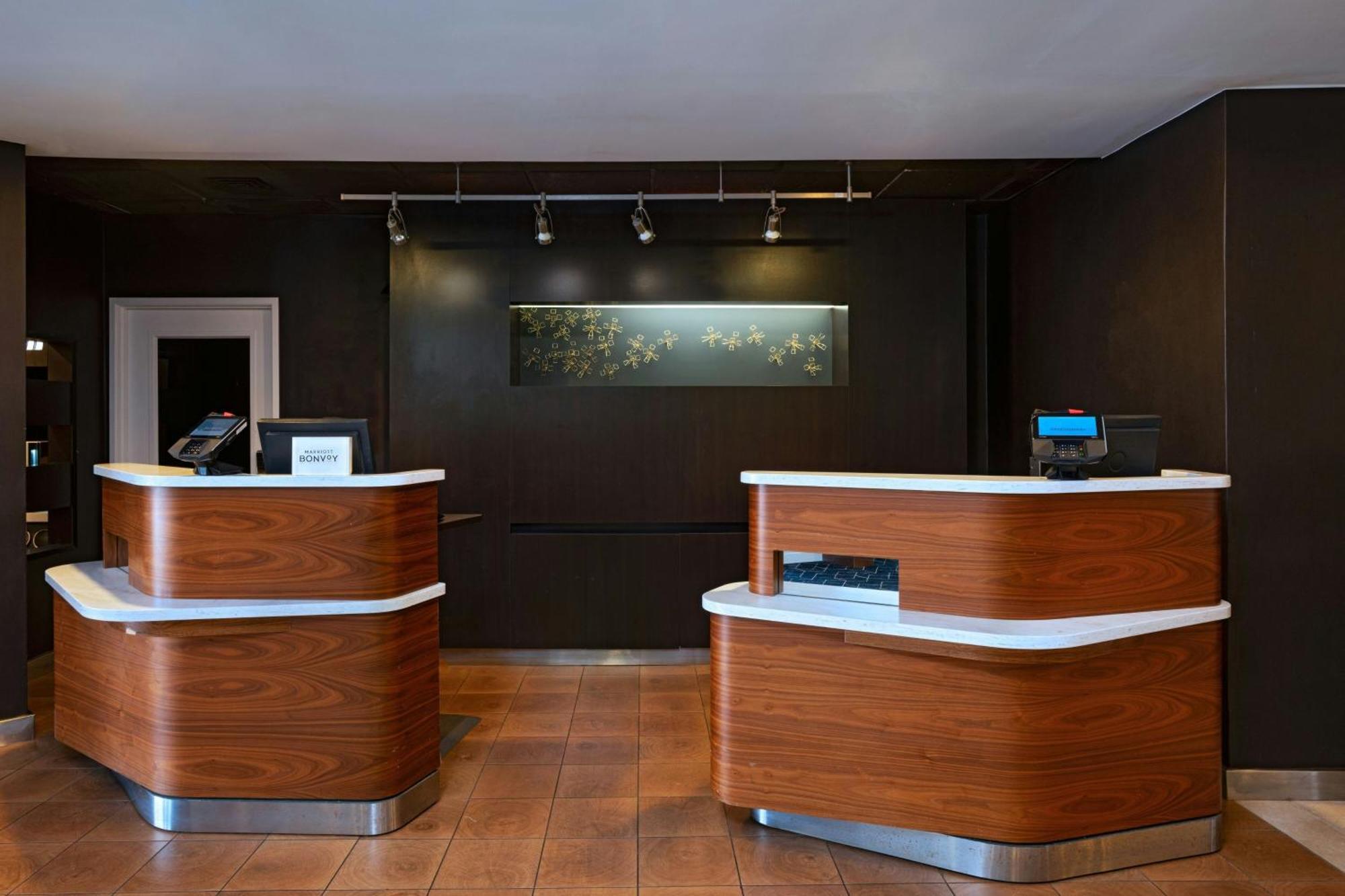 Courtyard By Marriott The Domain Area Hotel 3*