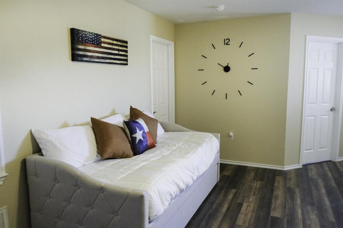 12 Beds I Pool I Golf I Grill I Large Groups Austin