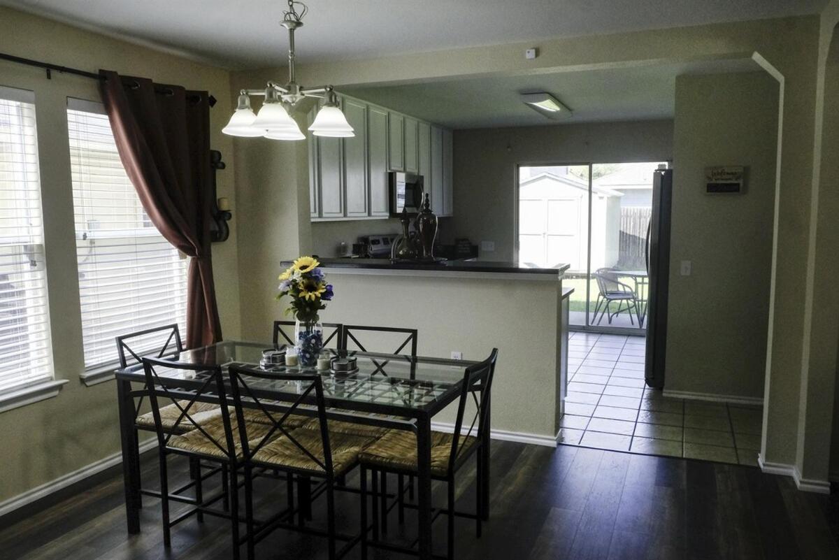 12 Beds I Pool I Golf I Grill I Large Groups * Austin