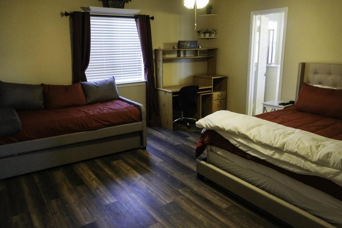 12 Beds I Pool I Golf I Grill I Large Groups *