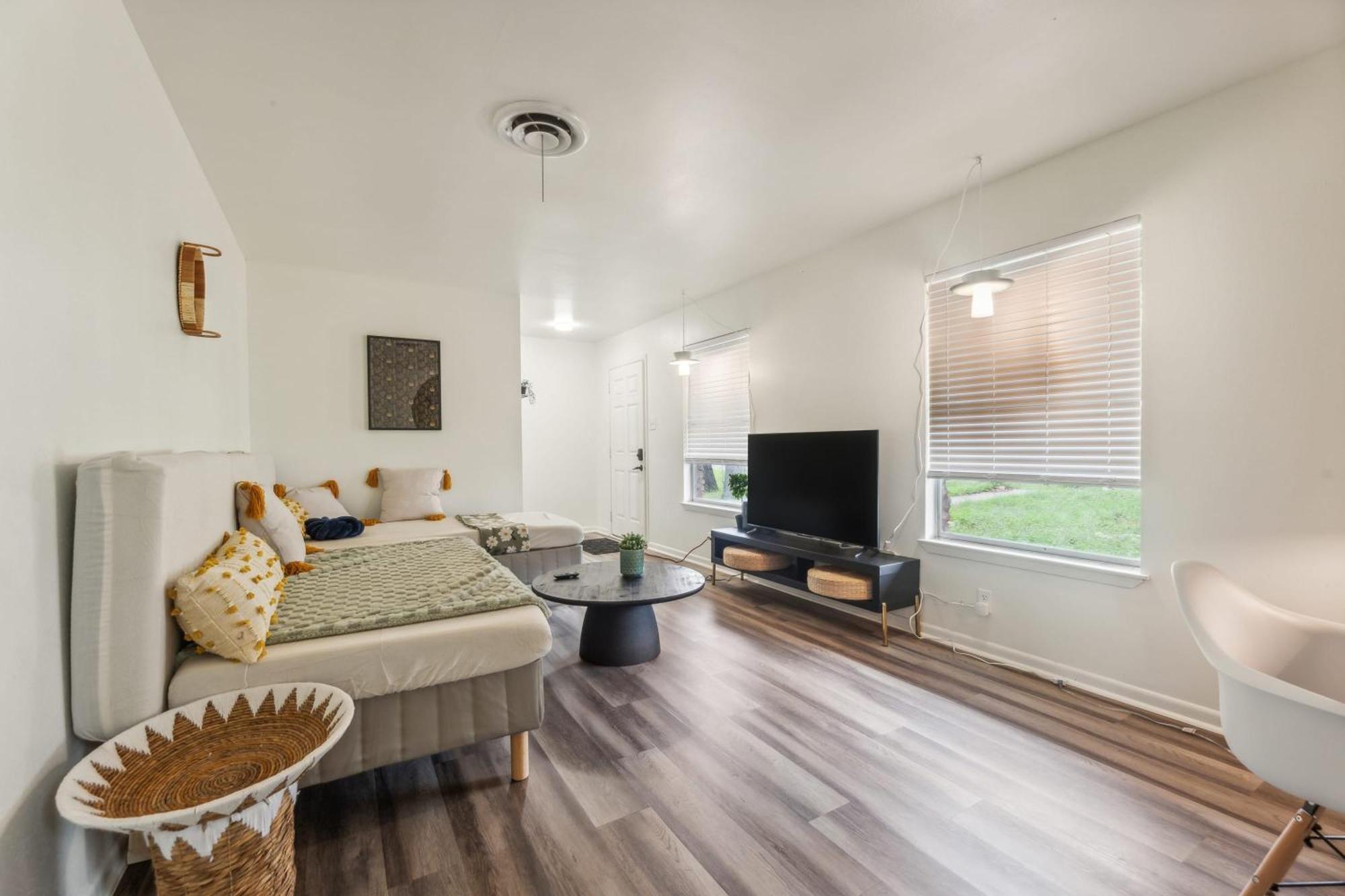 Modern & Cozy Retreat By Barcle