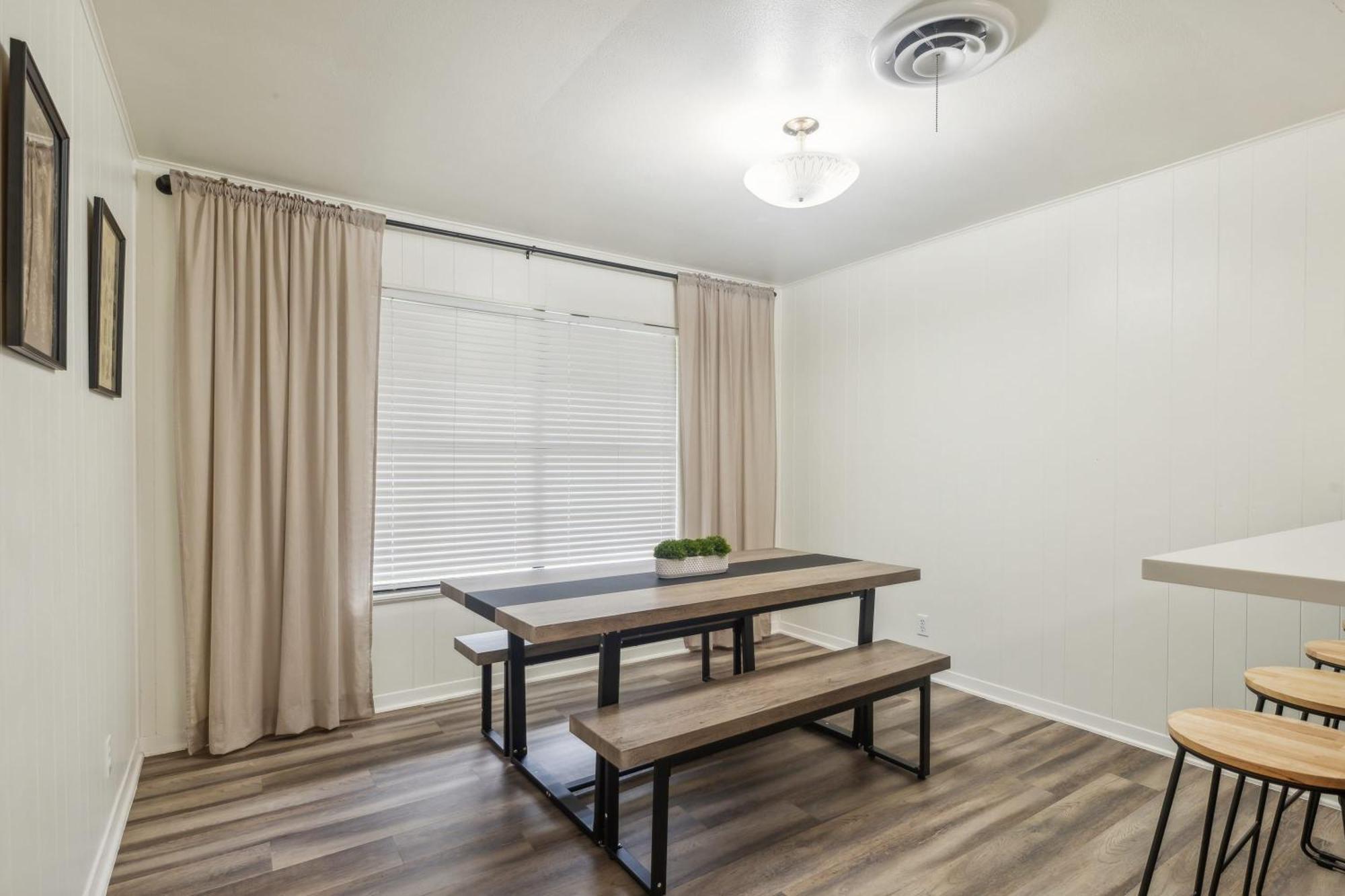 Modern & Cozy Retreat By Barcle