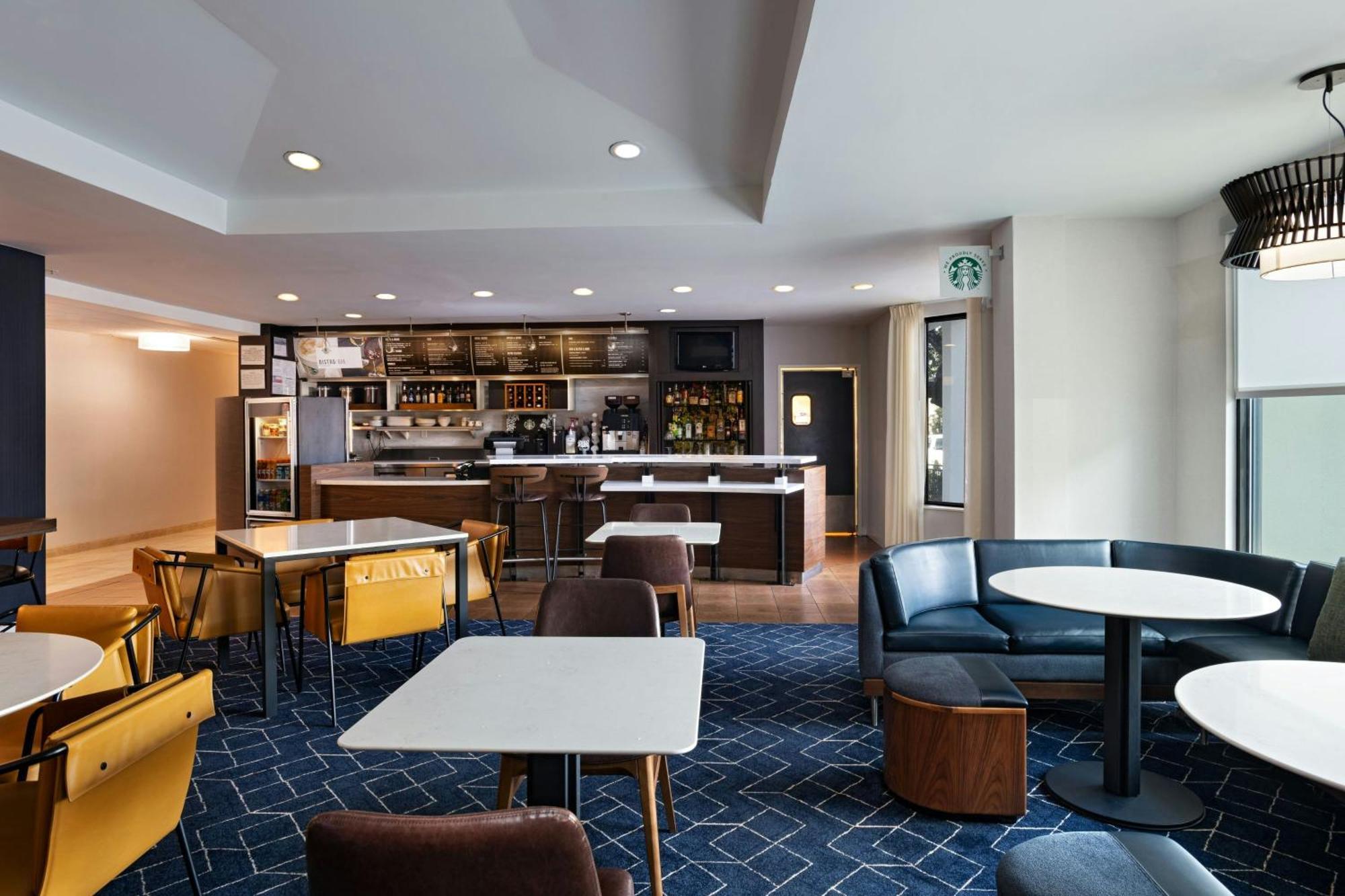 Courtyard By Marriott The Domain Area Hotel 3*