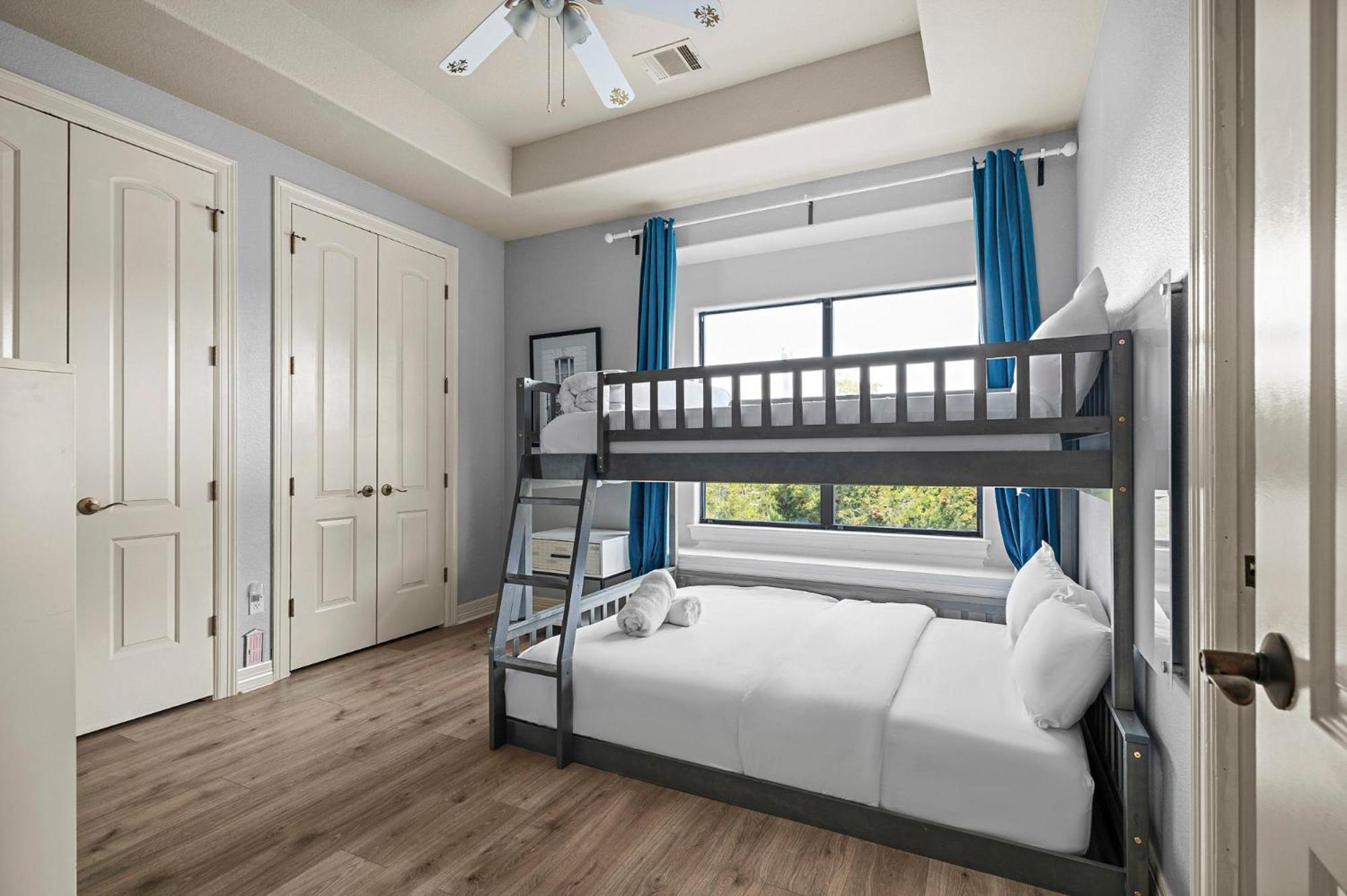 3 Kings With Theater, Gameroom And Bbq Just 7 Mins From Marina
