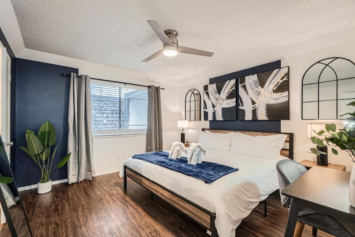Your Modern King Getaway - Sleeps 4 - Pool, Prkg Apartment Austin