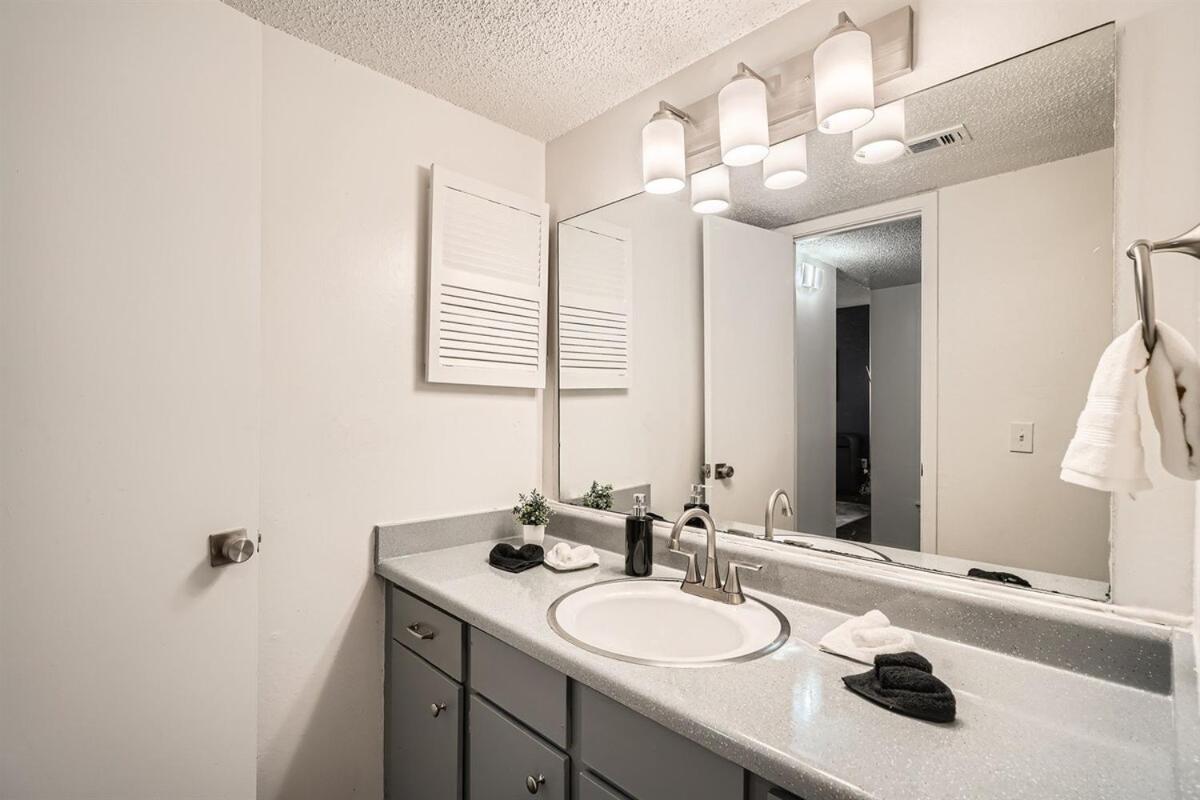 Your Modern King Getaway - Sleeps 4 - Pool, Prkg