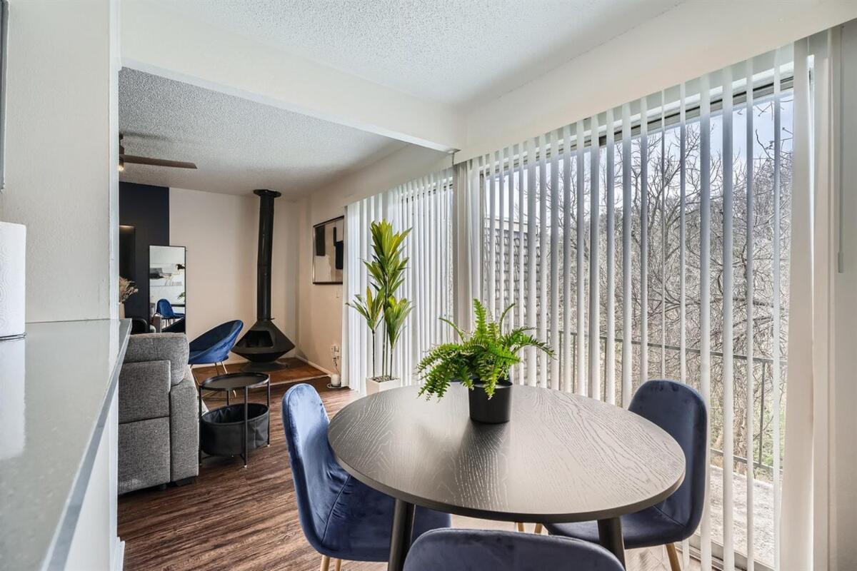 Your Modern King Getaway - Sleeps 4 - Pool, Prkg Apartment Austin