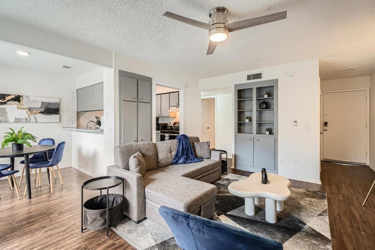 Apartment Your Modern King Getaway - Sleeps 4 - Pool, Prkg Austin