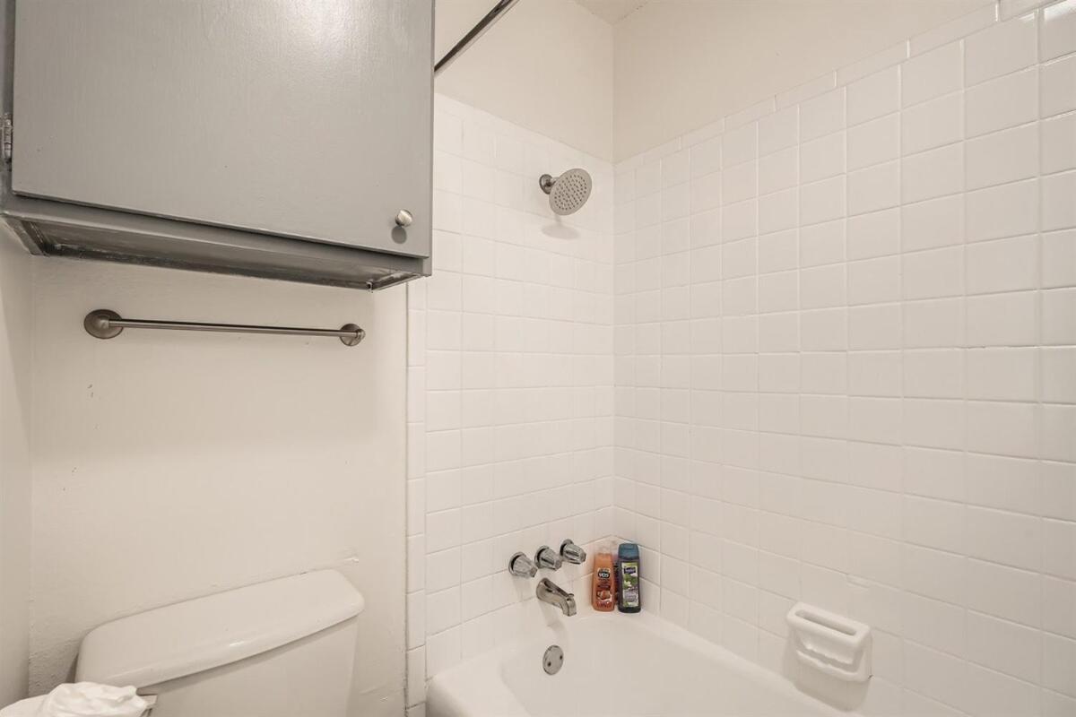 Your Modern King Getaway - Sleeps 4 - Pool, Prkg Apartment *
