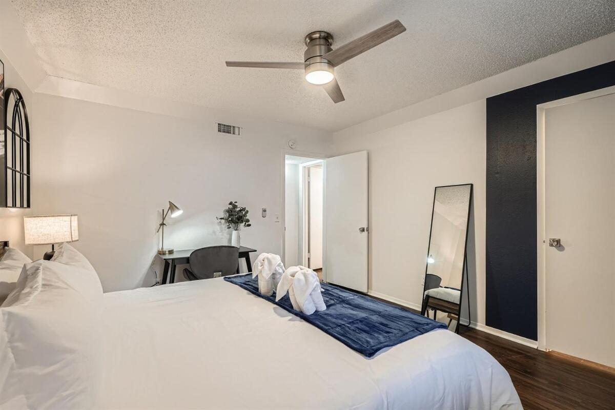 Apartment Your Modern King Getaway - Sleeps 4 - Pool, Prkg *