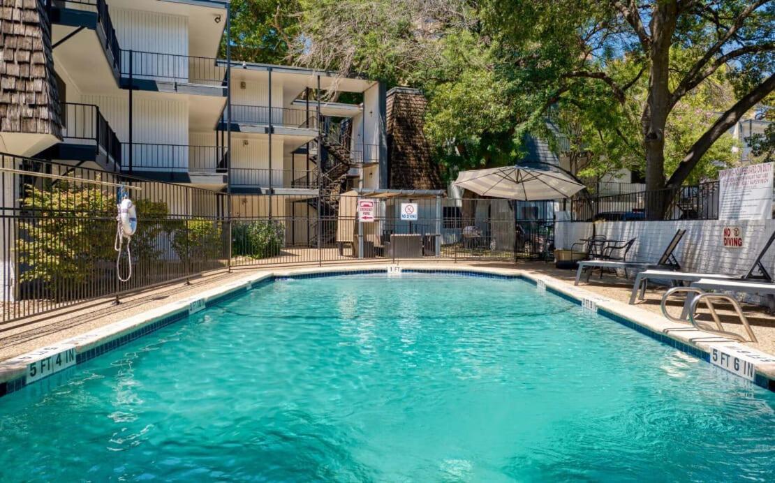 Apartment Your Modern King Getaway - Sleeps 4 - Pool, Prkg Austin