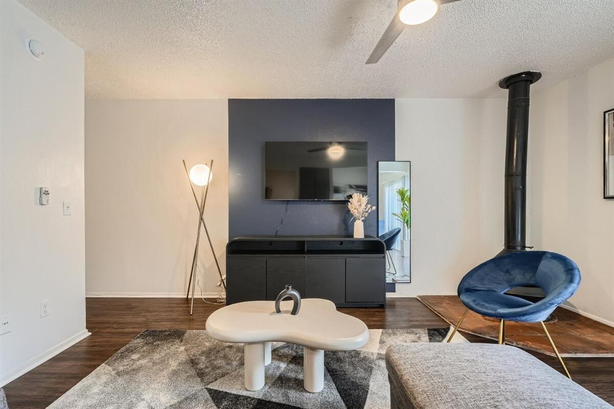 Your Modern King Getaway - Sleeps 4 - Pool, Prkg