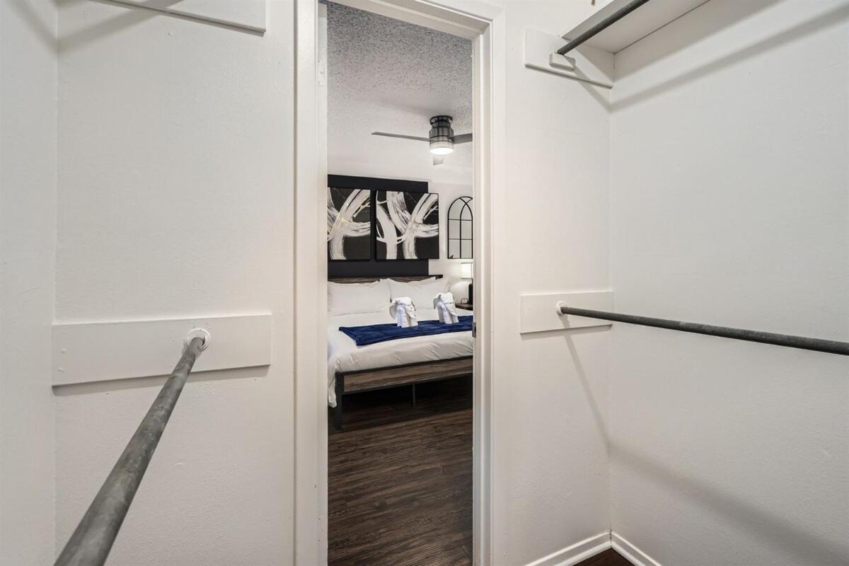 Your Modern King Getaway - Sleeps 4 - Pool, Prkg Apartment