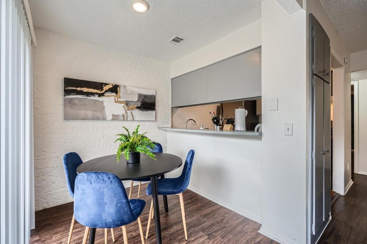Apartment Your Modern King Getaway - Sleeps 4 - Pool, Prkg