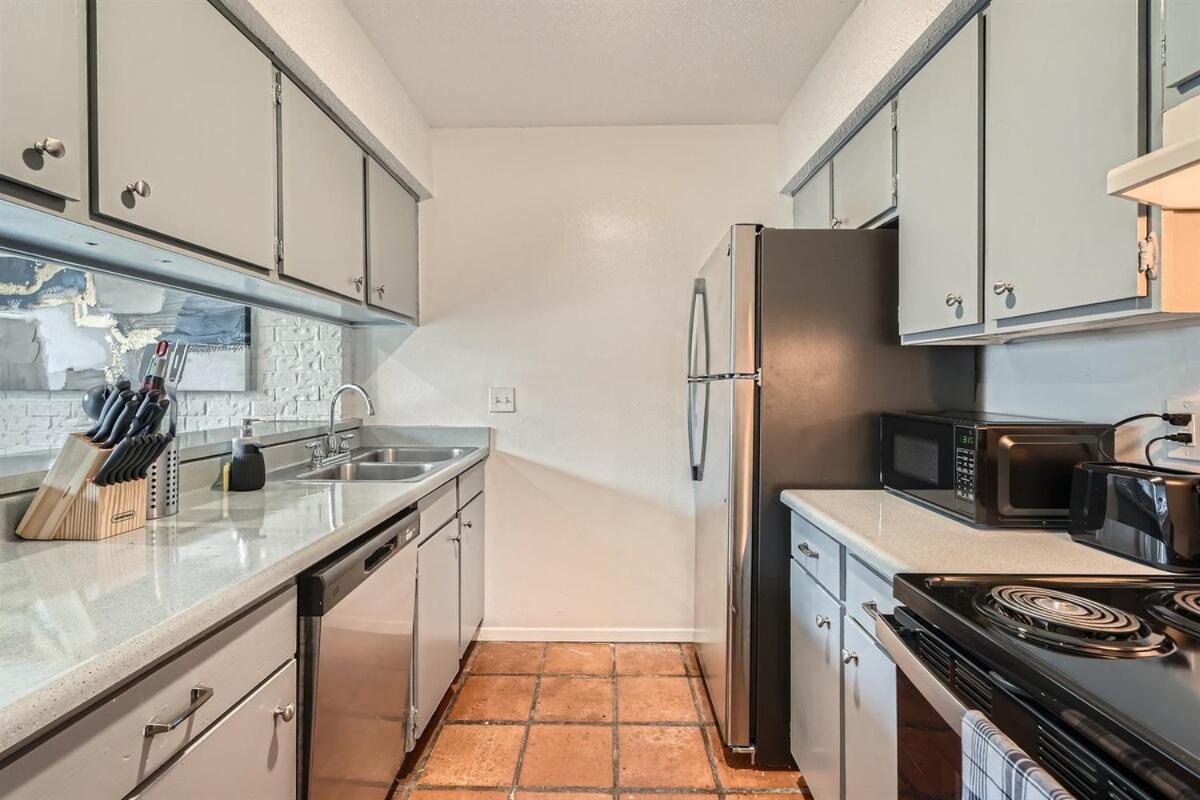 Your Modern King Getaway - Sleeps 4 - Pool, Prkg Apartment *