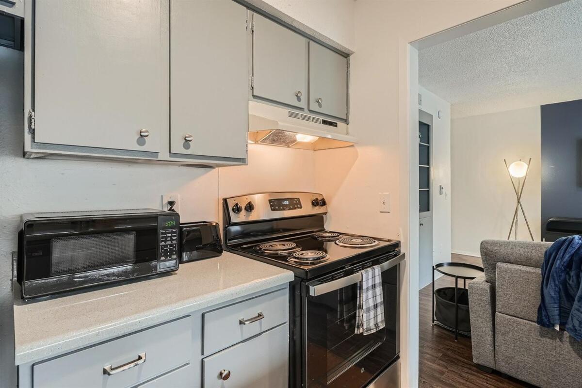 Apartment Your Modern King Getaway - Sleeps 4 - Pool, Prkg Austin