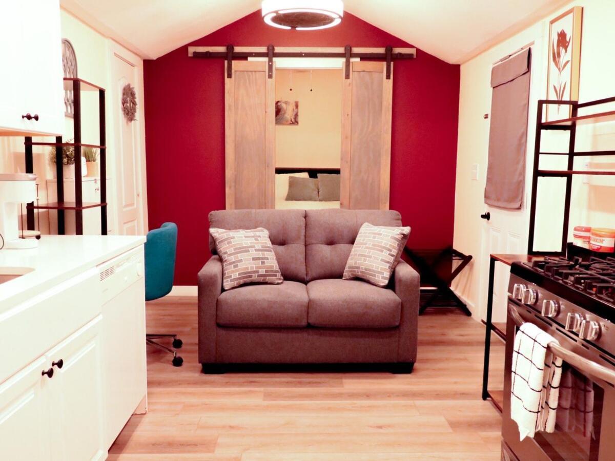 House & Tiny With Peaceful Deck & Outdoor Spaces Holiday home Austin