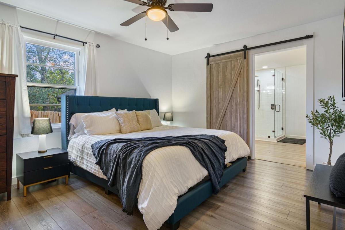Holiday home House & Tiny With Peaceful Deck & Outdoor Spaces Austin