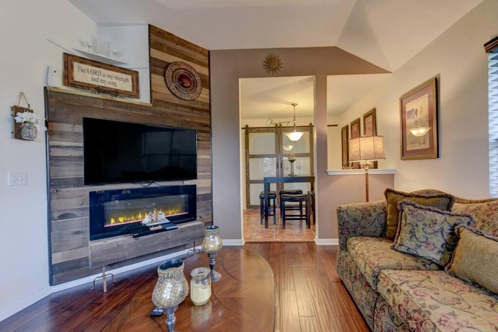 Epic Backyard - Firepit - Smoker Grill - Bar * Austin