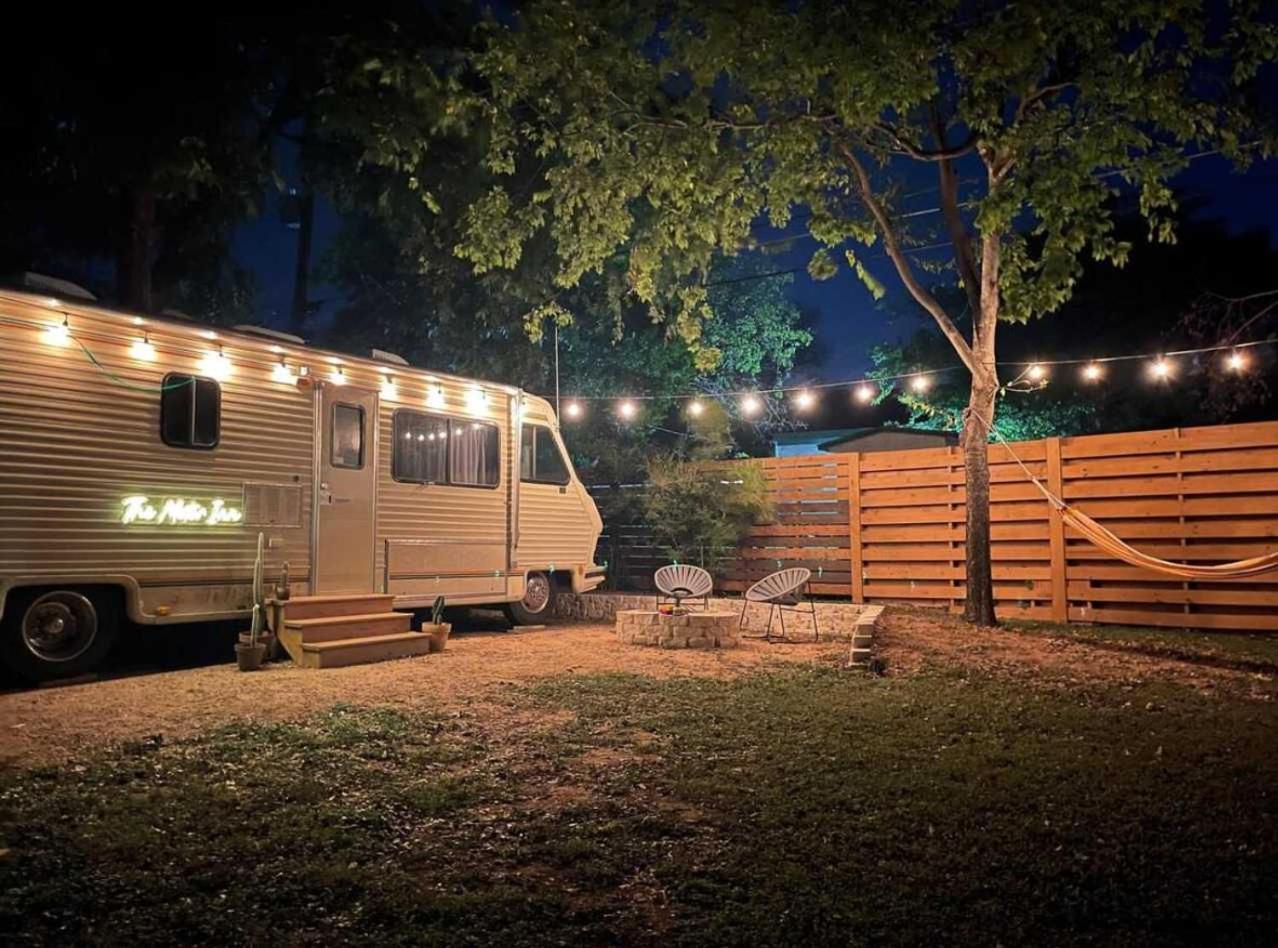 Campsite Retro Motorhome - Epic Outdoor Shower And Firepit Austin
