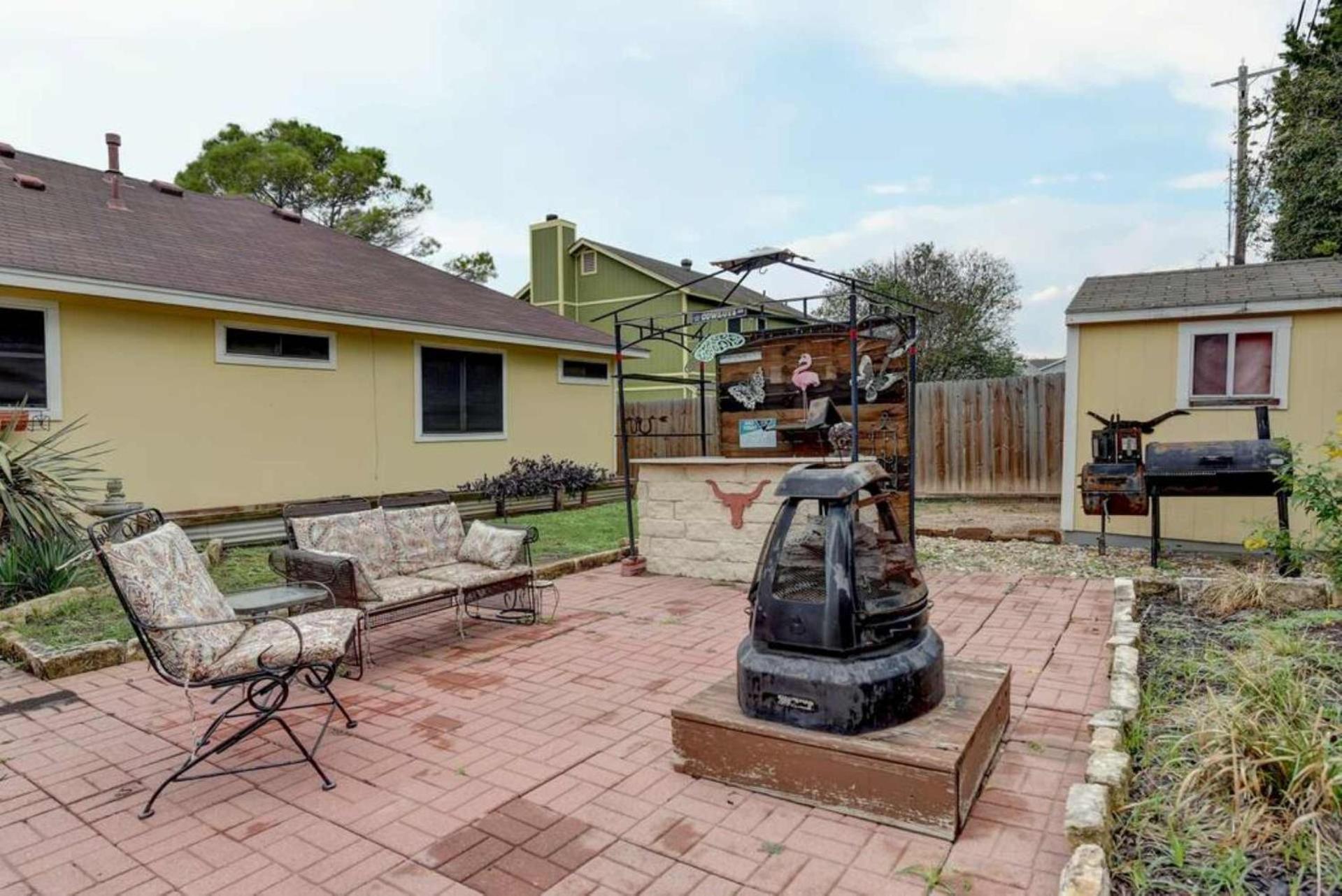 Epic Backyard - Firepit - Smoker Grill - Bar * Austin