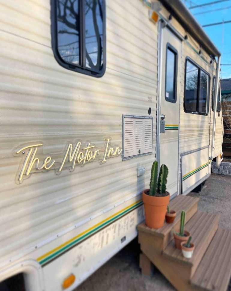 Campsite Retro Motorhome - Epic Outdoor Shower And Firepit
