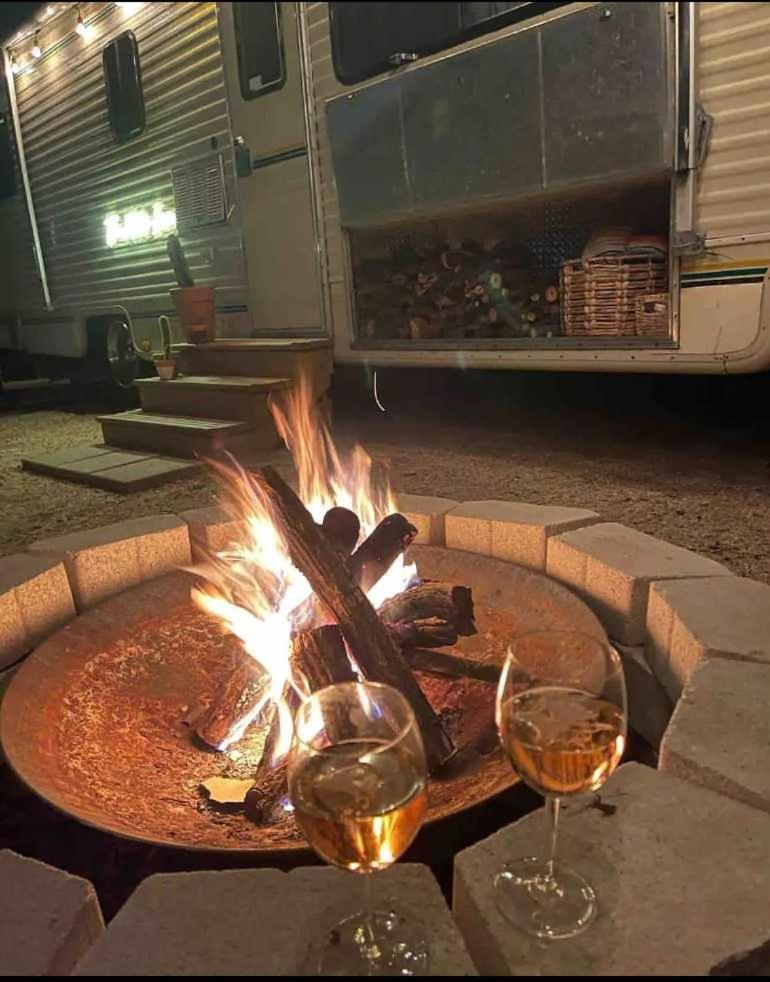 Retro Motorhome - Epic Outdoor Shower And Firepit Austin