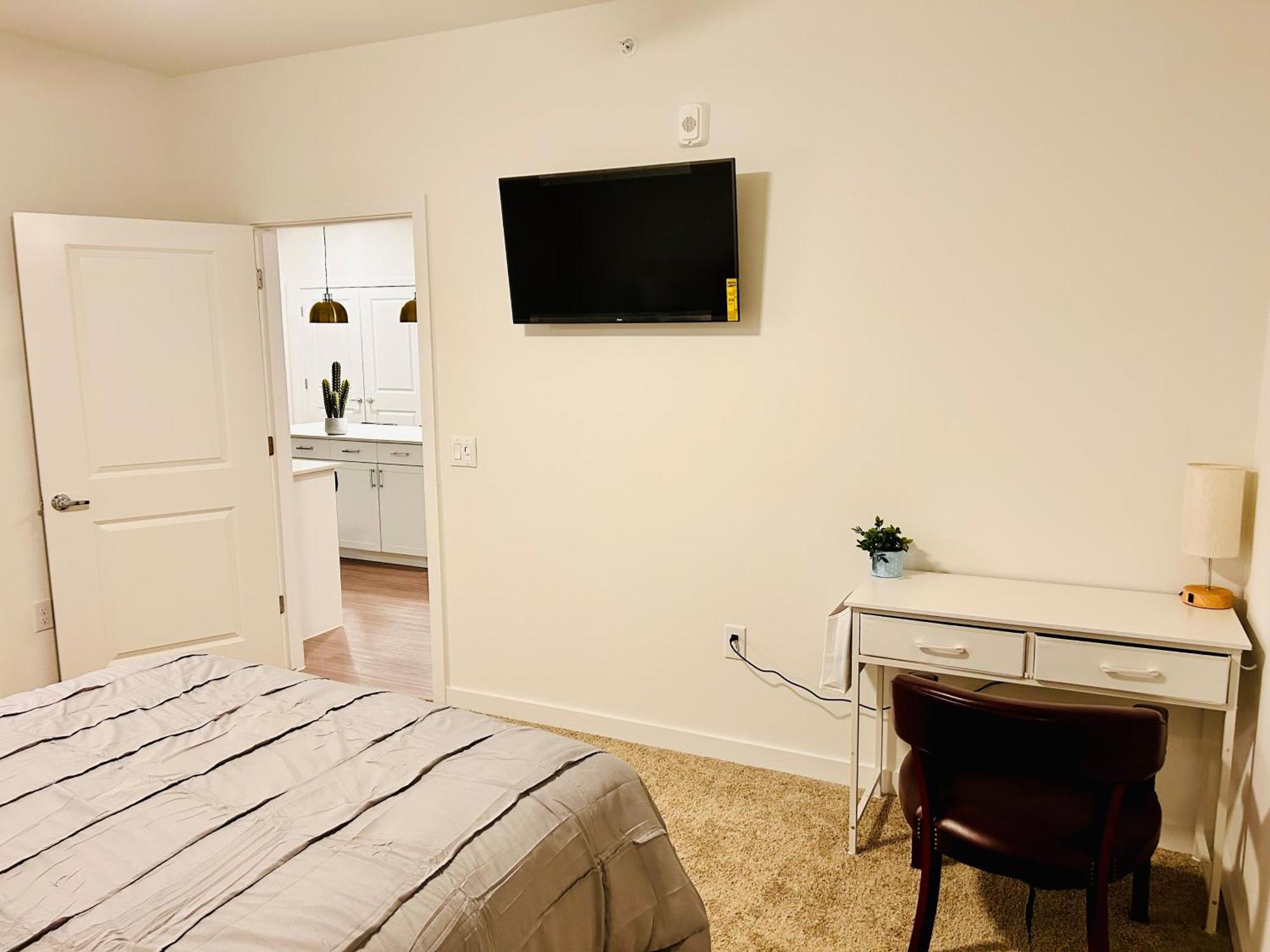 Homestay Only With Private Bath In A 2br 15min From Airport And Downtown *