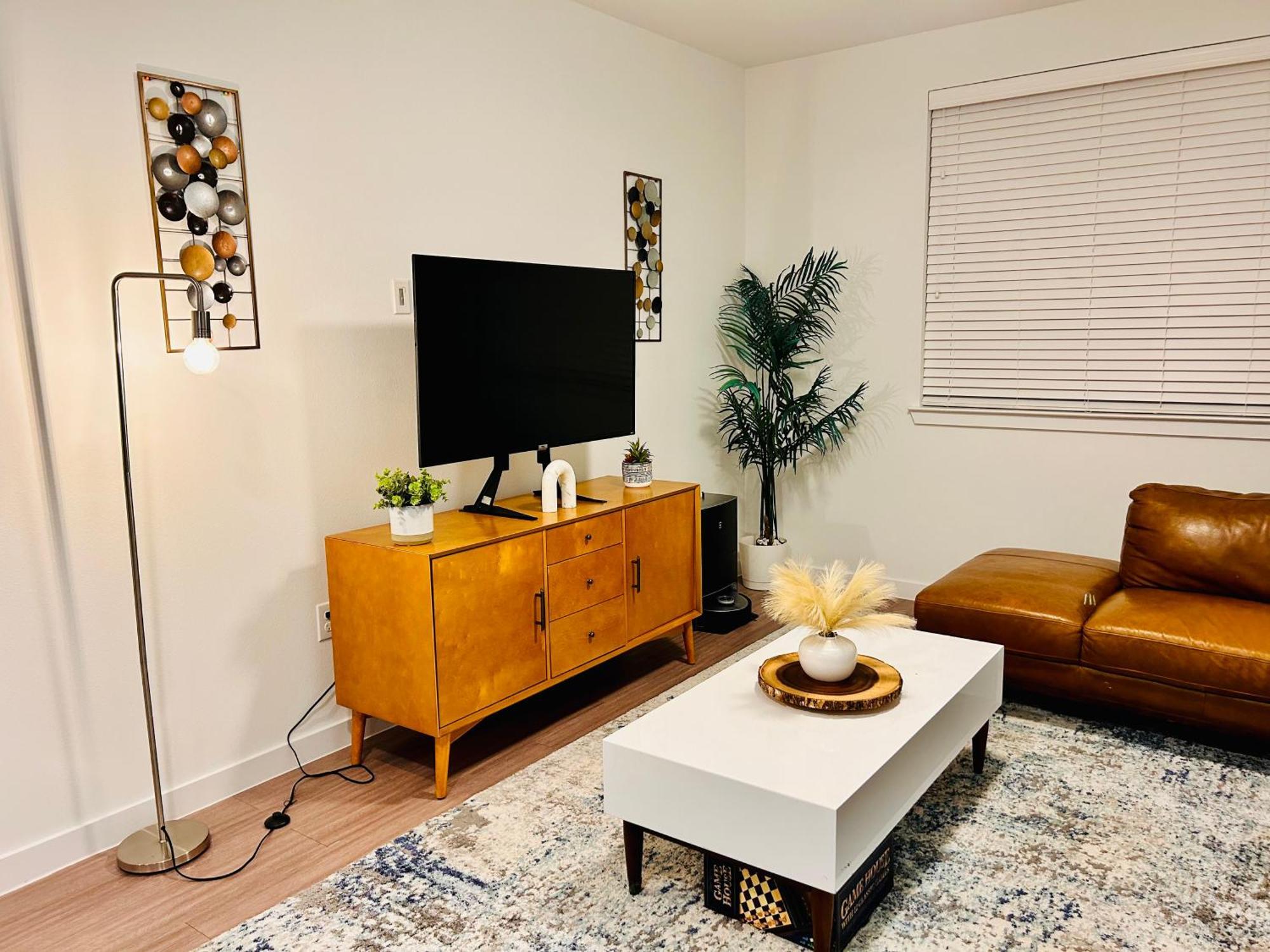 Homestay Only With Private Bath In A 2br 15min From Airport And Downtown *