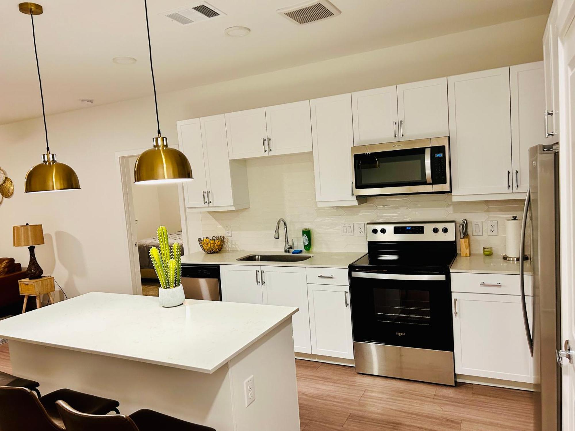 Homestay Only With Private Bath In A 2br 15min From Airport And Downtown *