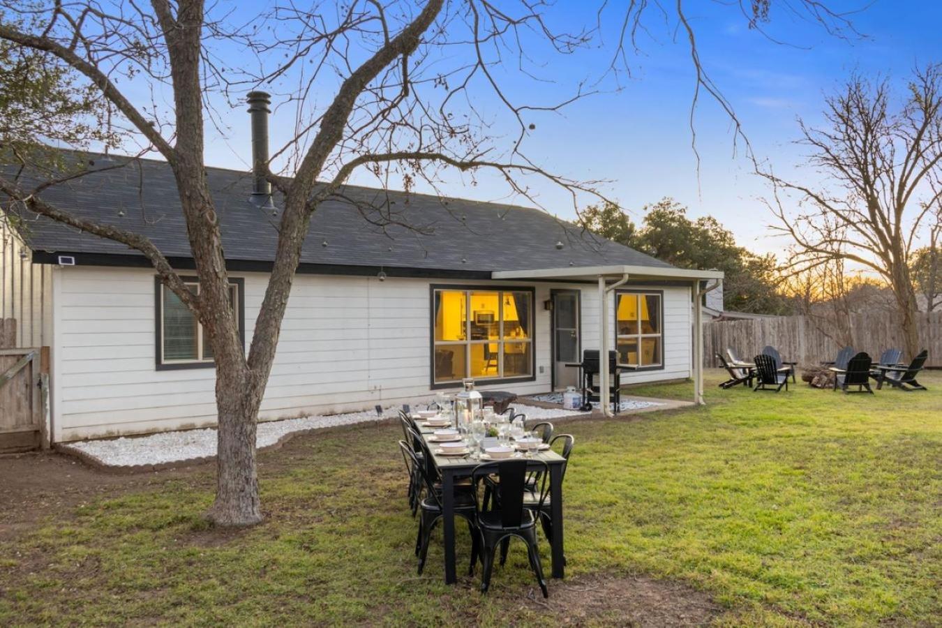 Holiday home Lux 3br Sleeps 10 Near Q2 With Fire Pit & Bbq