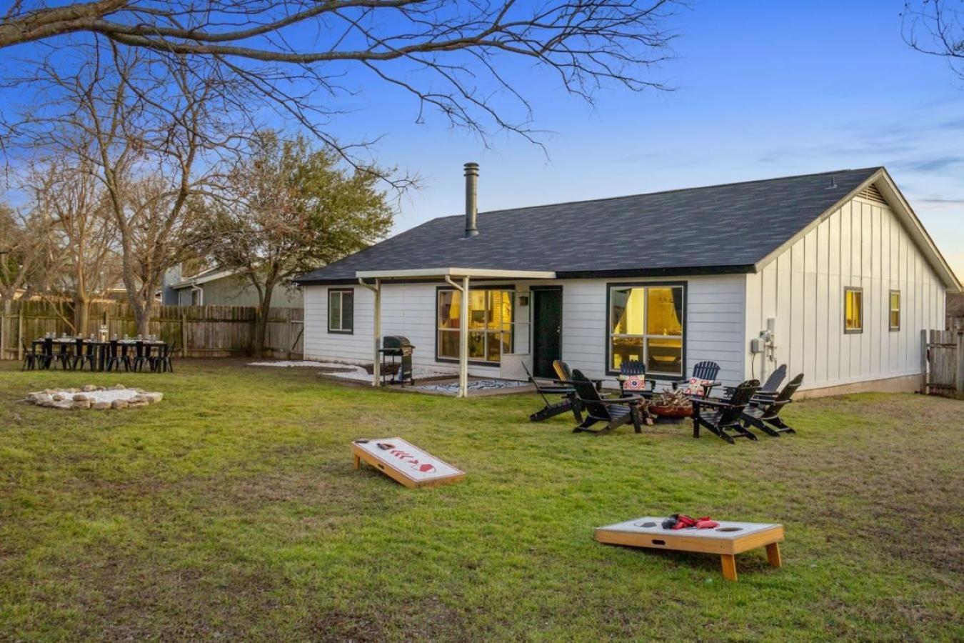 Holiday home Lux 3br Sleeps 10 Near Q2 With Fire Pit & Bbq Austin