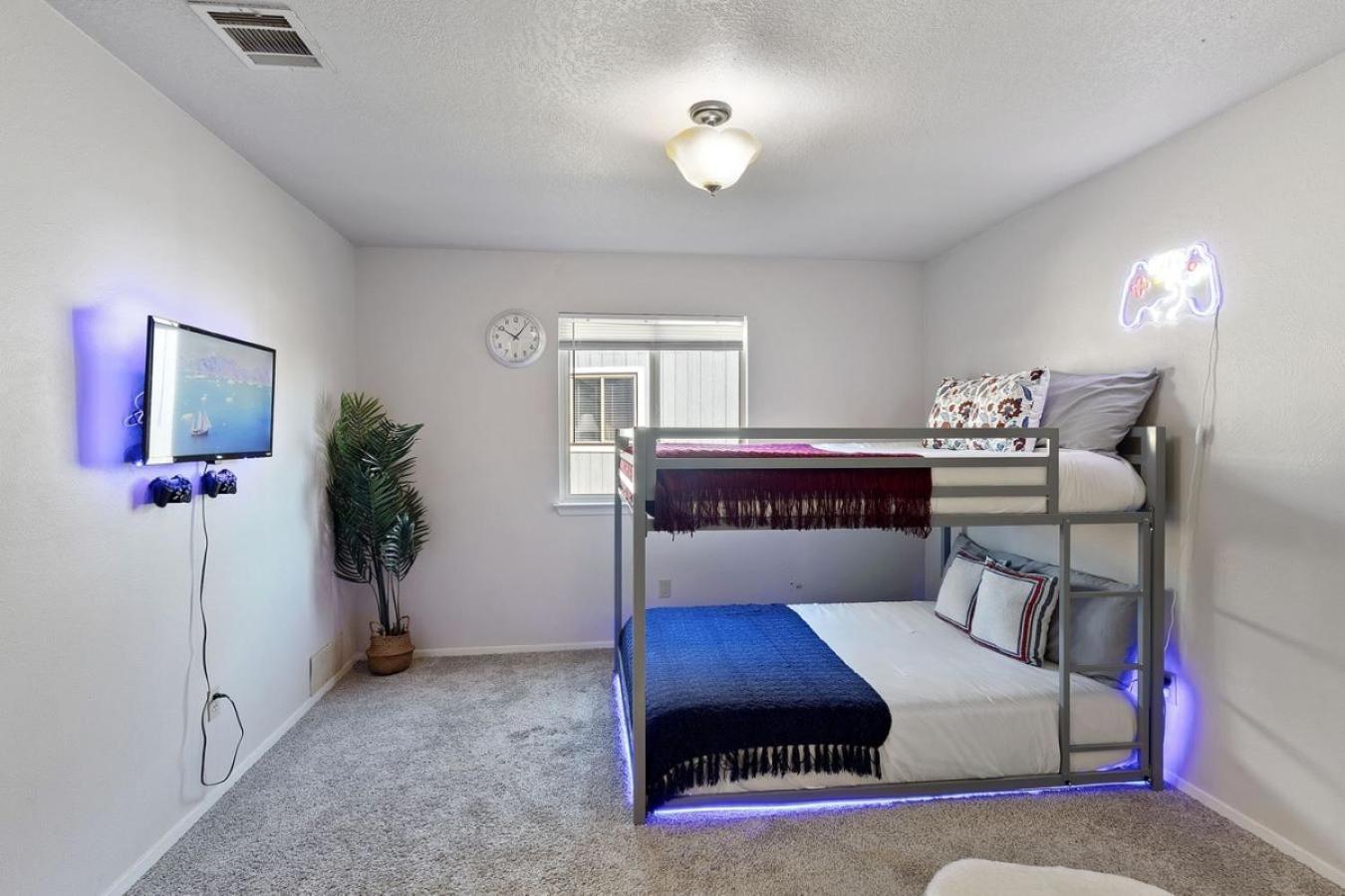 Holiday home Lux 3br Sleeps 10 Near Q2 With Fire Pit & Bbq Austin