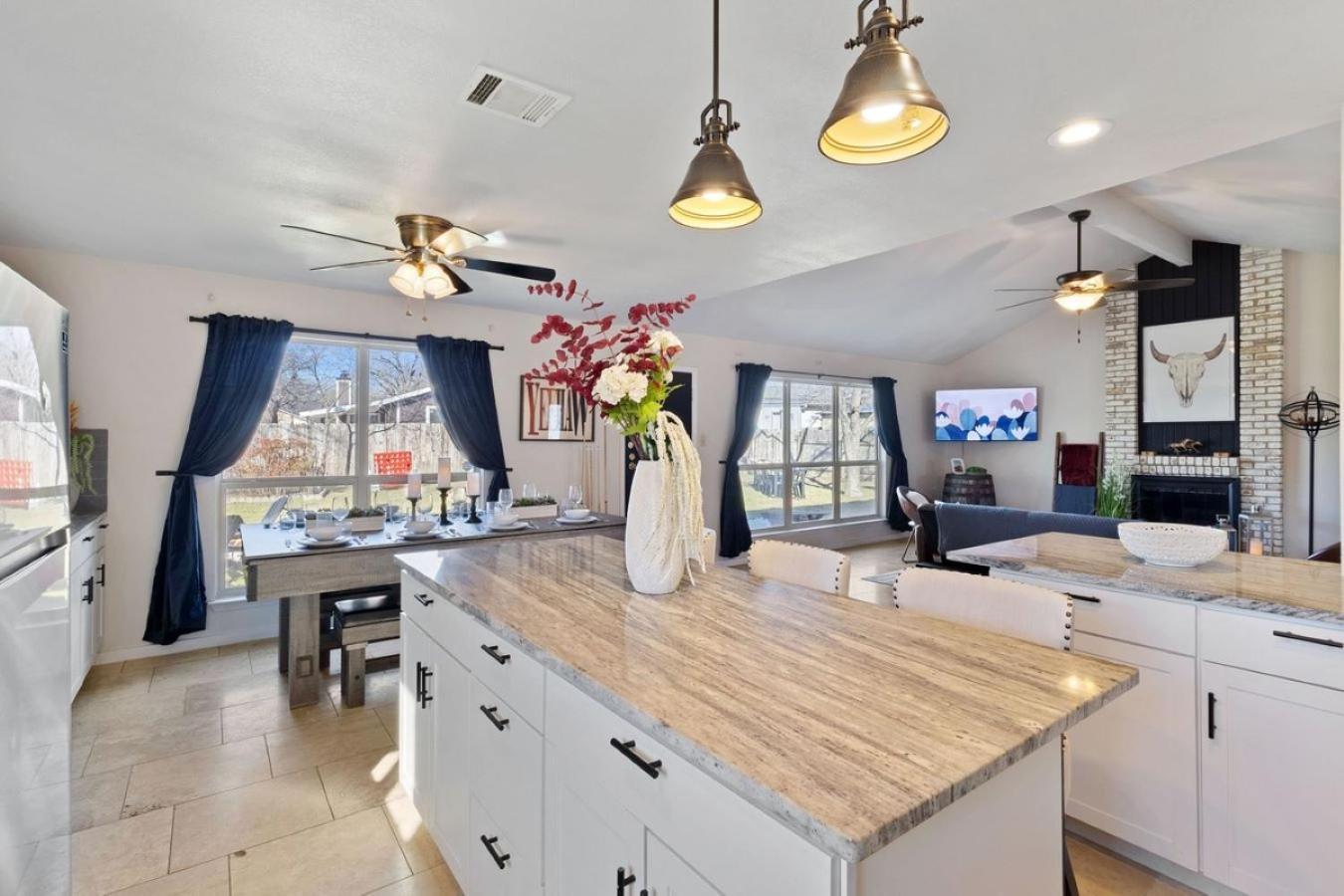 Holiday home Lux 3br Sleeps 10 Near Q2 With Fire Pit & Bbq *